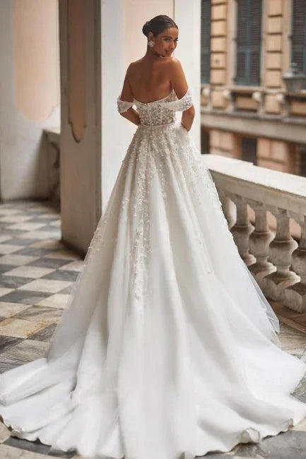 Hermoso vestido de novia de corte A con apliques de tul y encaje con hombros descubiertos