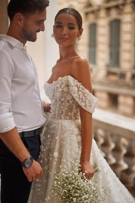 Hermoso vestido de novia de corte A con apliques de tul y encaje con hombros descubiertos