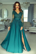 Wunderschönes Ballkleid mit Spitzenapplikationen und langen Ärmeln mit Schlitz