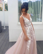 Precioso vestido de fiesta largo sin mangas de tul con apliques de encaje y escote en V