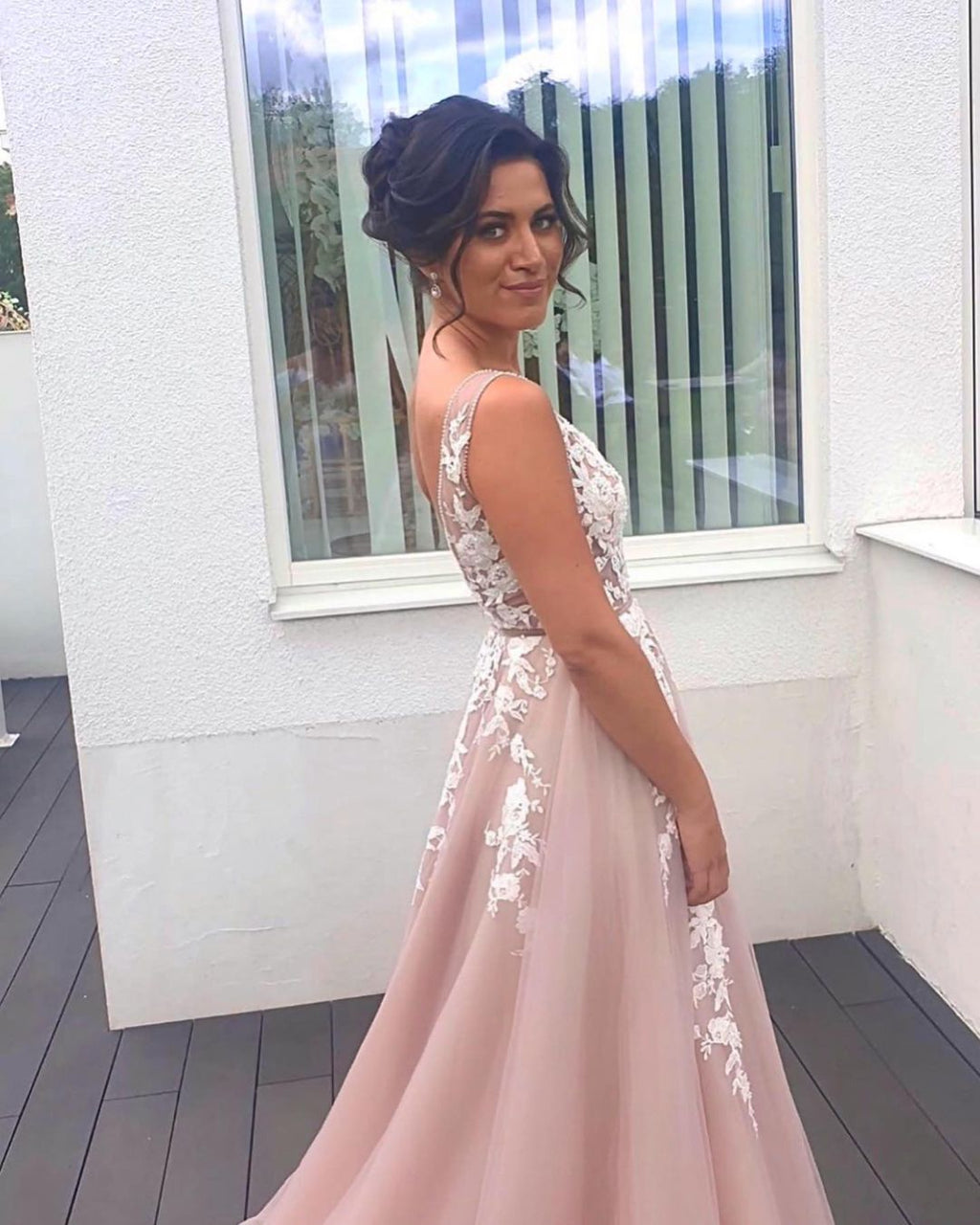 Precioso vestido de fiesta largo sin mangas de tul con apliques de encaje y escote en V