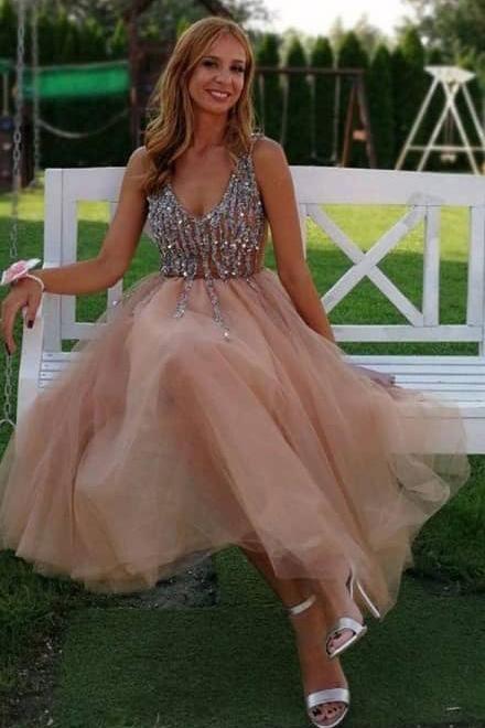 Magnífico vestido de fiesta de bienvenida color melocotón con escote en V y perlas
