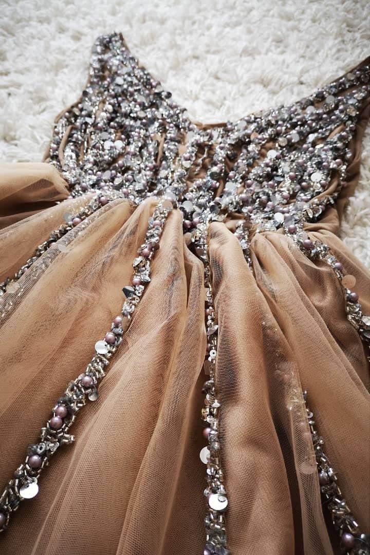 Magnífico vestido de fiesta de bienvenida color melocotón con escote en V y perlas