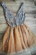 Magnífico vestido de fiesta de bienvenida color melocotón con escote en V y perlas
