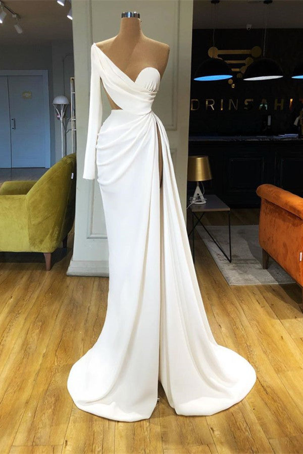 Wunderschönes weißes One-Shoulder-Abendkleid mit geschlitzten langen Ärmeln