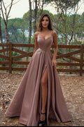 Hermoso vestido de fiesta largo con escote en V y tirantes finos abiertos
