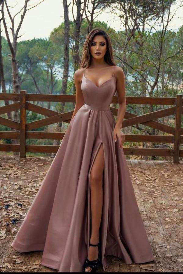 Hermoso vestido de fiesta largo con escote en V y tirantes finos abiertos