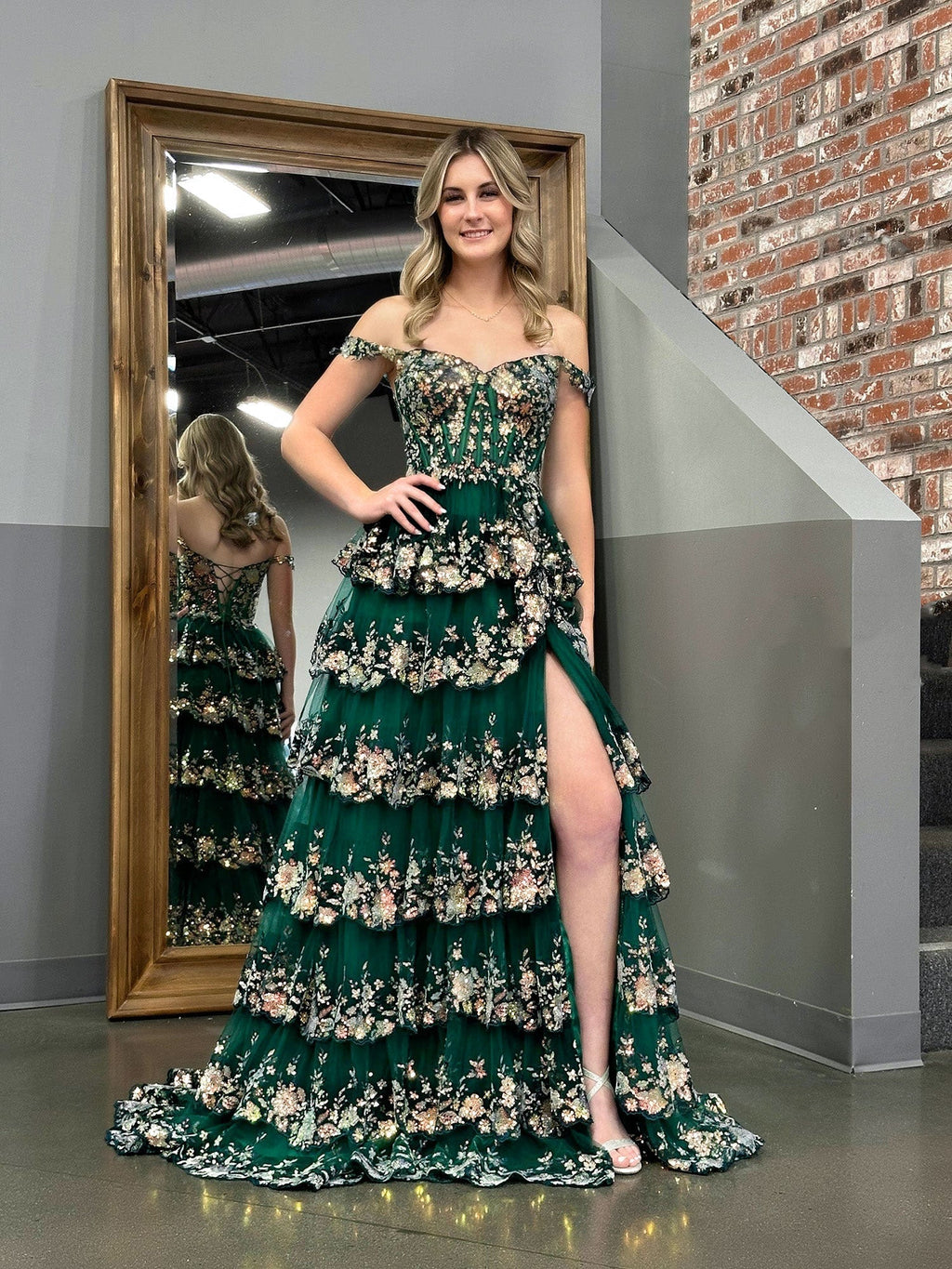 Vestido de fiesta con corsé, hombros descubiertos y volantes de encaje