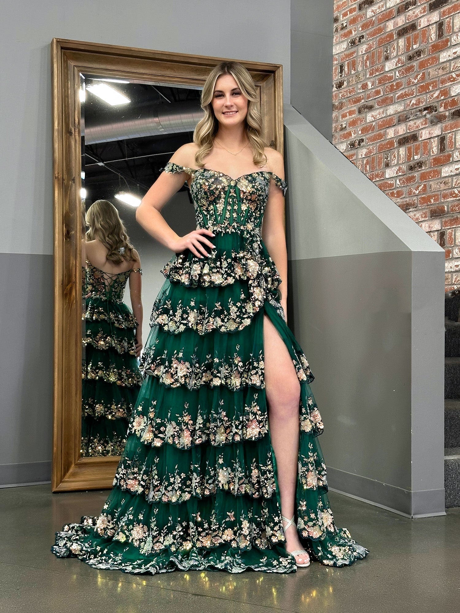 A-Linien-Abendkleid mit schulterfreiem Korsett und Spitzenrüschen