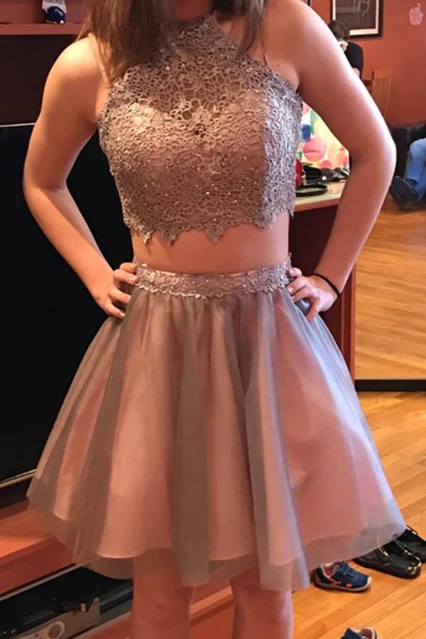 Kurzes zweiteiliges Neckholder-Abschlussballkleid mit Spitze