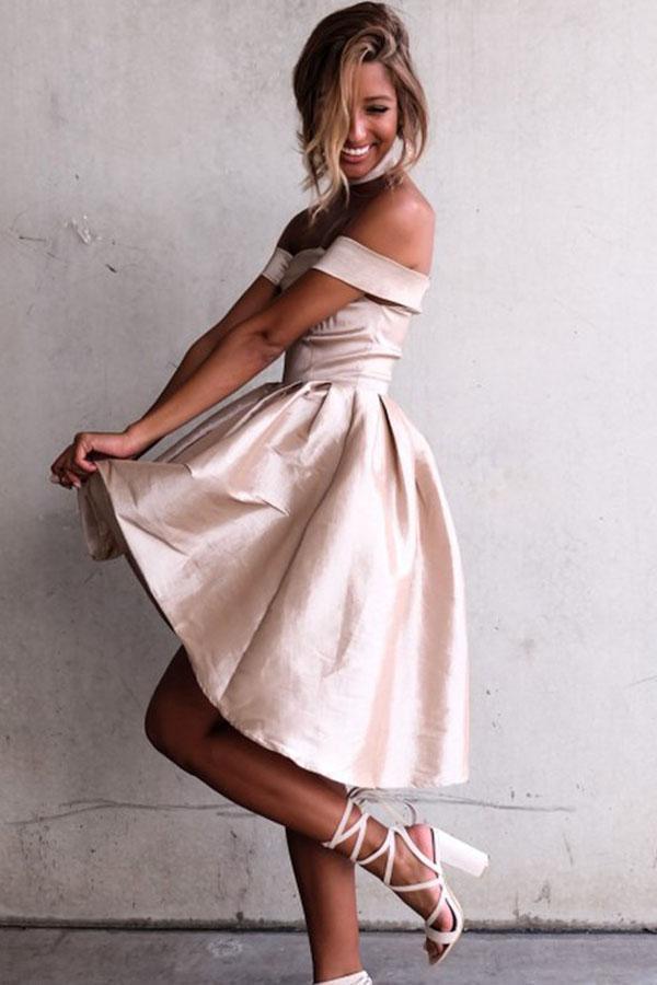 High-Low Off-Shoulder Plissiertes Satin-Heimkehrkleid