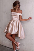 High-Low Off-Shoulder Plissiertes Satin-Heimkehrkleid