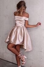 High-Low Off-Shoulder Plissiertes Satin-Heimkehrkleid