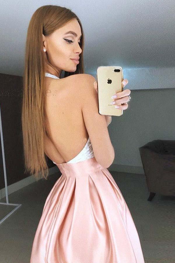 Vestido corto plisado de cuello alto y sin espalda con corpiño de encaje para fiesta de bienvenida