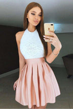 Vestido corto plisado de cuello alto y sin espalda con corpiño de encaje para fiesta de bienvenida