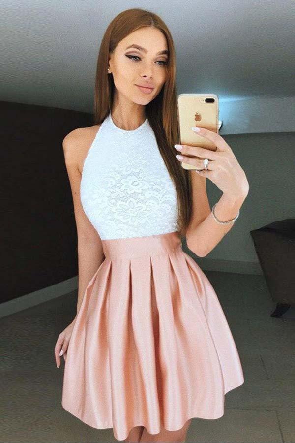 Vestido corto plisado de cuello alto y sin espalda con corpiño de encaje para fiesta de bienvenida