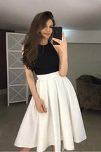 Kurzes Abendkleid mit hochgeschlossenem Neckholder-Oberteil und Faltenrock