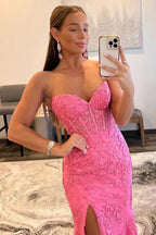 Vestido de fiesta de sirena con corsé sin tirantes y encaje con abertura
