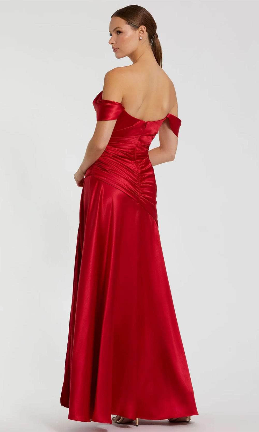 Abiballkleid mit schulterfreiem, gerafftem Detail