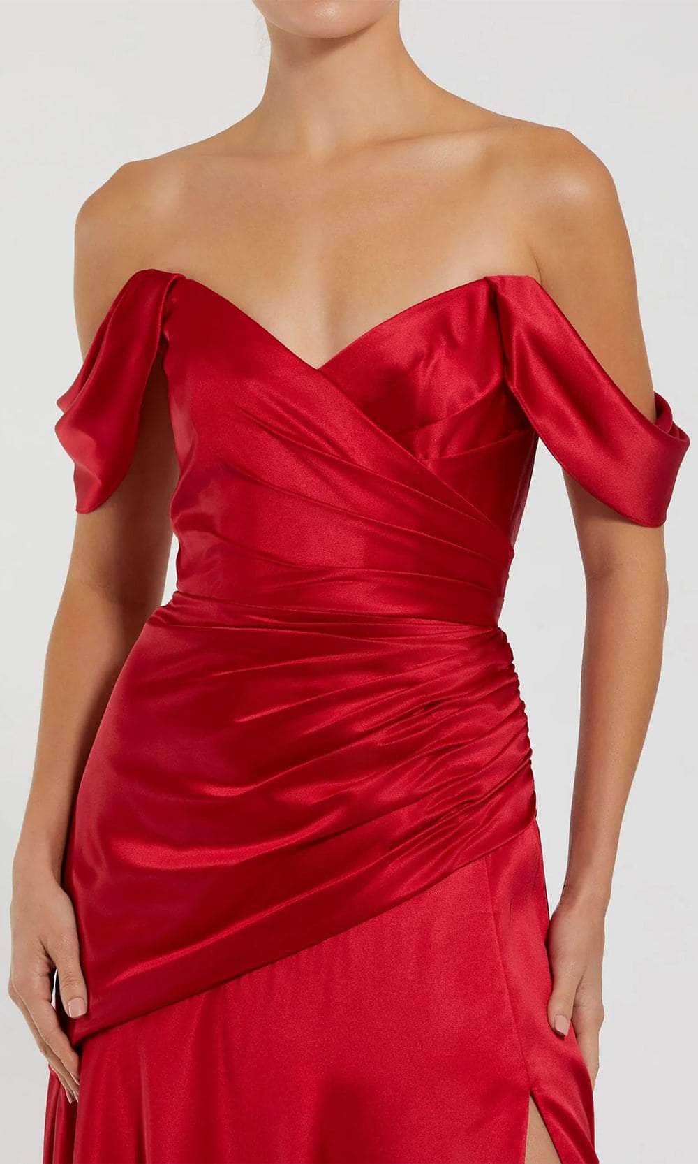 Abiballkleid mit schulterfreiem, gerafftem Detail