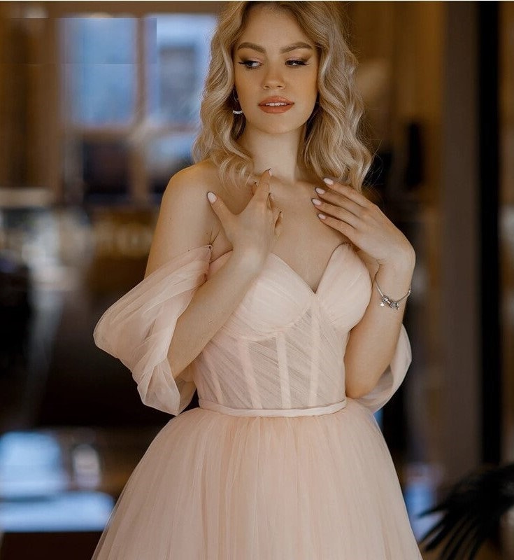 Vestido de fiesta de tul rosa con corte A y longitud hasta la rodilla 
