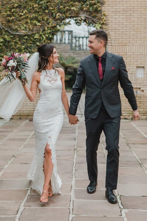 Vestido de novia con escote ilusión, abertura, cola y espalda abierta