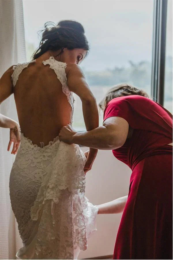 Vestido de novia con escote ilusión, abertura, cola y espalda abierta