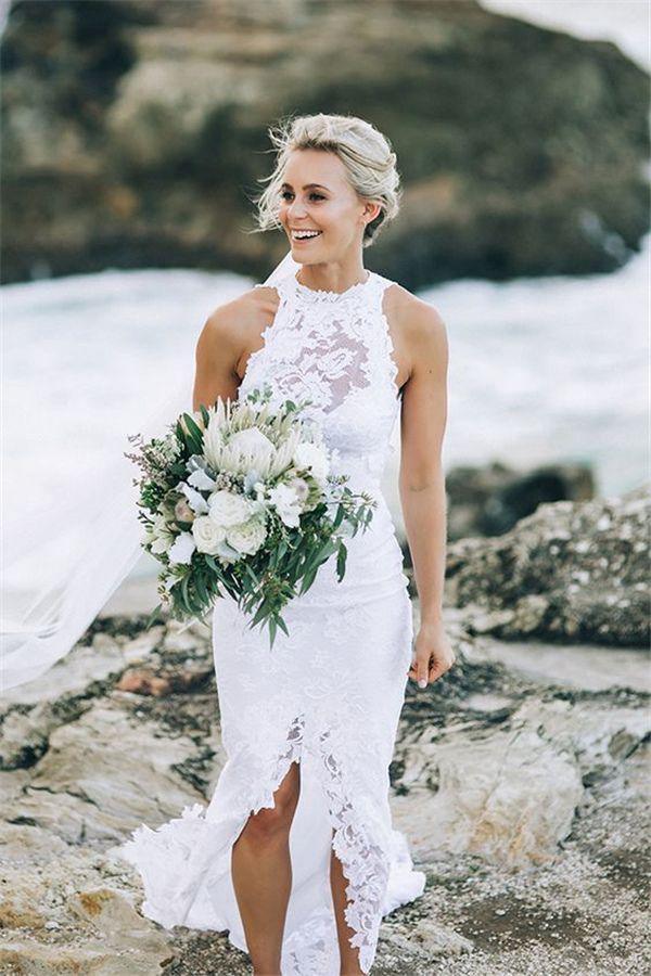 Vestido de novia con escote ilusión, abertura, cola y espalda abierta