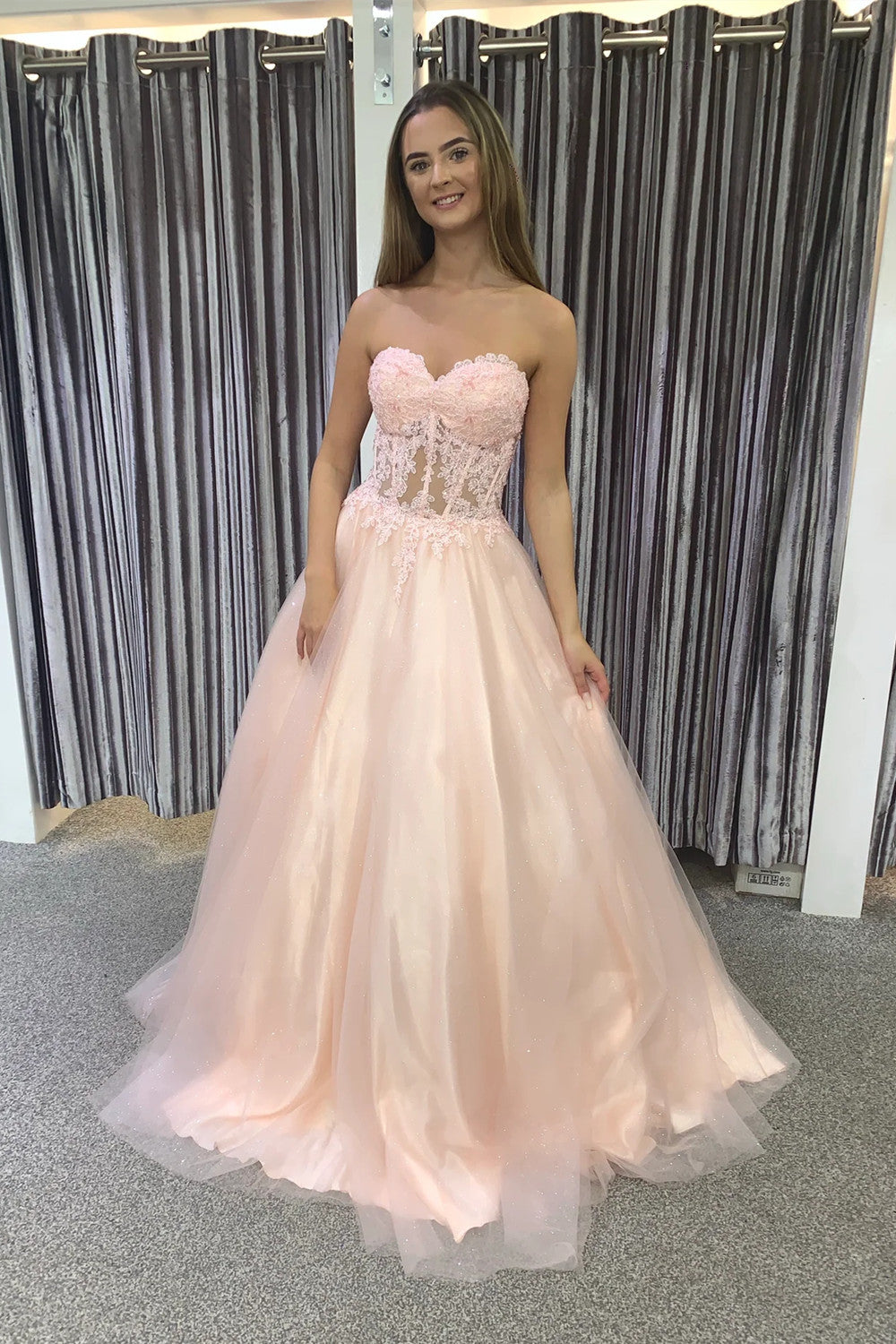 A-Linien-Abendkleid mit herzförmigem Herzausschnitt und Applikationen