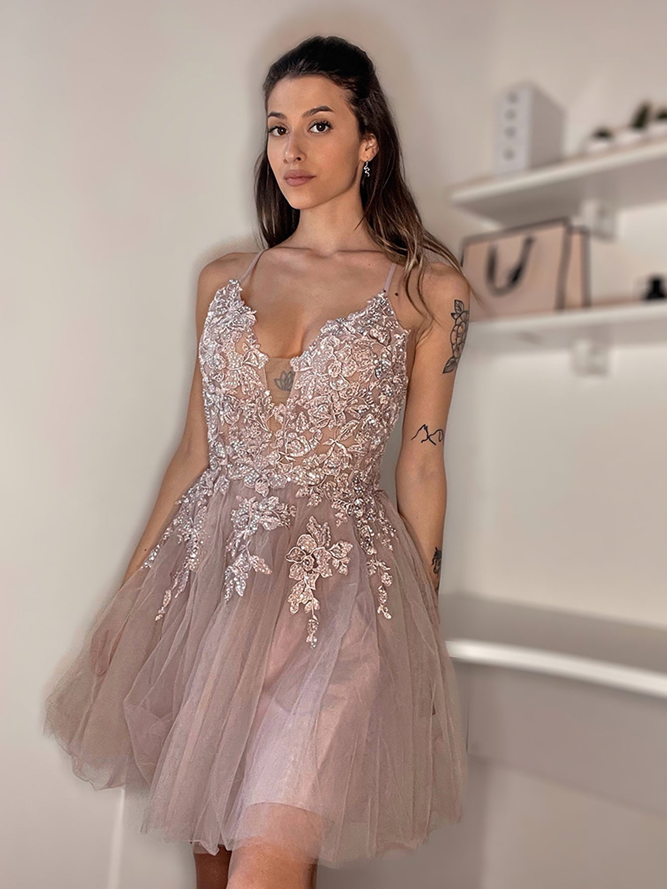 Vestido corto de fiesta de tul color rubor con apliques y corte en A