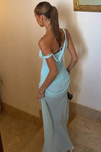 Elegante vestido de fiesta largo fruncido sin mangas con un solo hombro y corte en columna