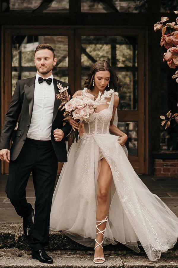 Ärmelloses A-Linien-Brautkleid mit Schleppe und Pailletten