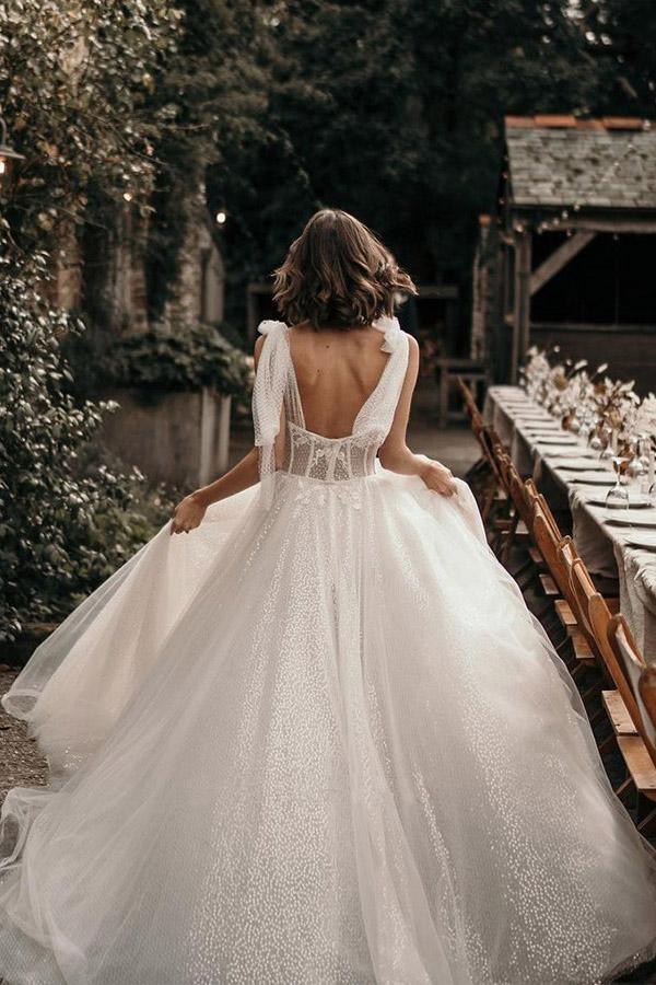 Ärmelloses A-Linien-Brautkleid mit Schleppe und Pailletten