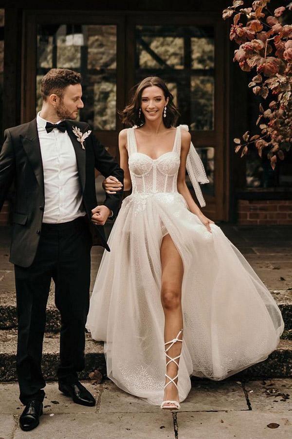 Ärmelloses A-Linien-Brautkleid mit Schleppe und Pailletten