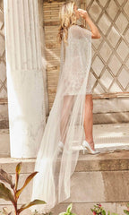 Brautkleid mit hohem Kragen und Perlenbesatz