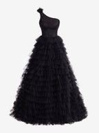 Langes, gestuftes A-Linien-Abendkleid mit einer Schulter