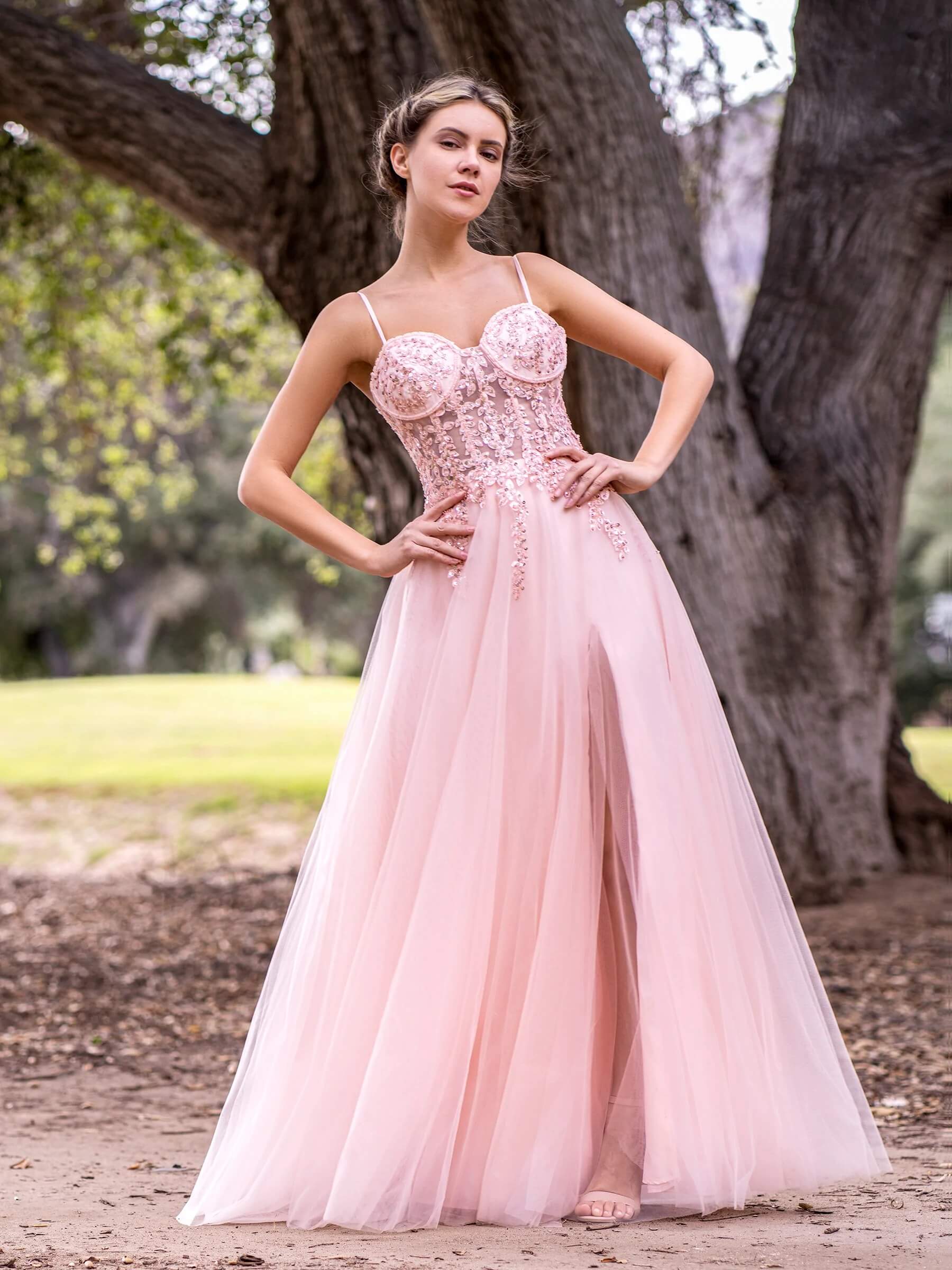 A-Linien-Abendkleid aus Tüll mit Spaghettiträgern, bodenlang und mit Schlitz