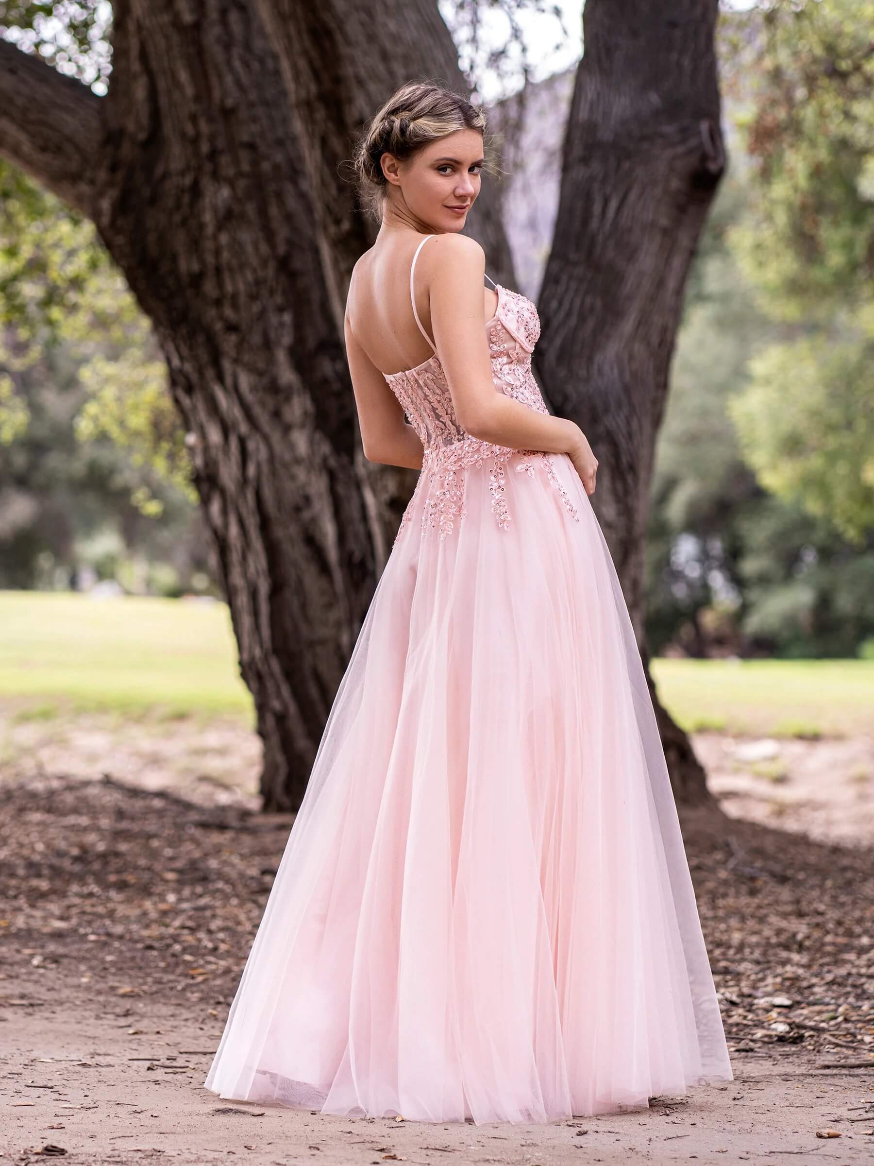 A-Linien-Abendkleid aus Tüll mit Spaghettiträgern, bodenlang und mit Schlitz