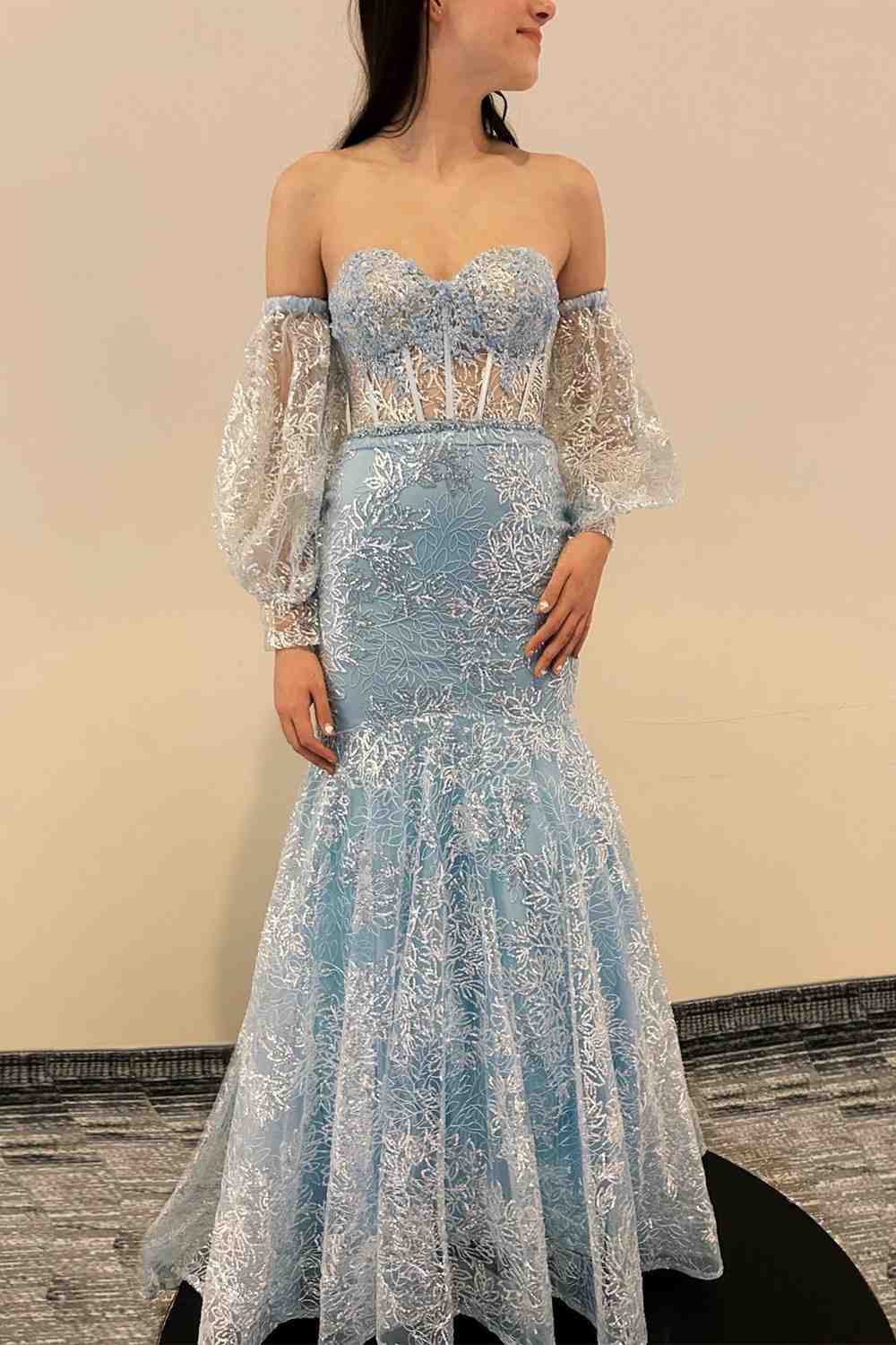 Pfirsichfarbenes Meerjungfrauen-Abendkleid aus transparenter Spitze mit Herzausschnitt