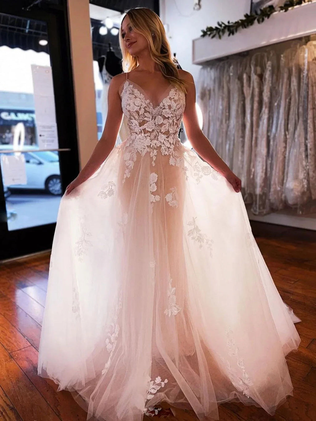 Langes, rückenfreies Brautkleid aus Tüllspitze mit V-Ausschnitt, floralem Muster und Spaghettiträgern
