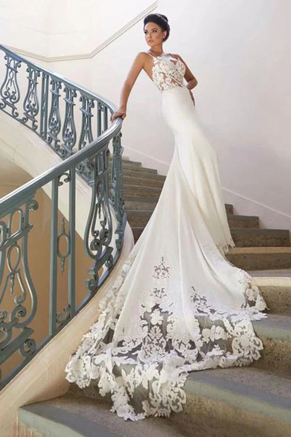 Vestido de novia largo de sirena con tirantes finos y encaje sin espalda