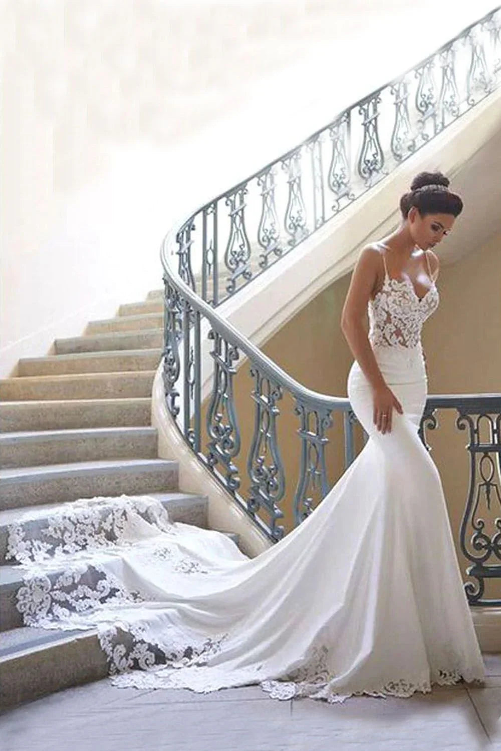 Vestido de novia largo de sirena con tirantes finos y encaje sin espalda