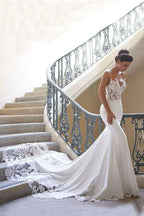 Vestido de novia largo de sirena con tirantes finos y encaje sin espalda