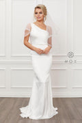 Langes schulterfreies Brautkleid im Angebot
