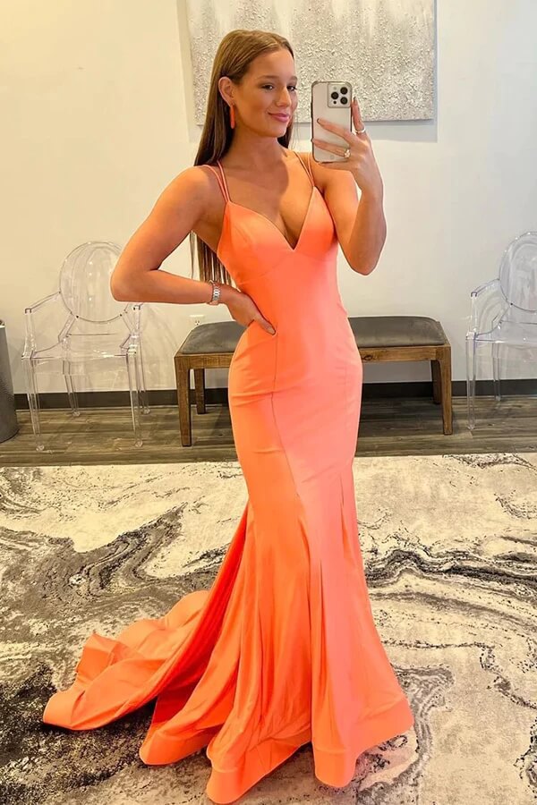 Langes Abschlussballkleid aus orangefarbenem Satin im Meerjungfrauen-Stil mit Spaghettiträgern und Schleppe