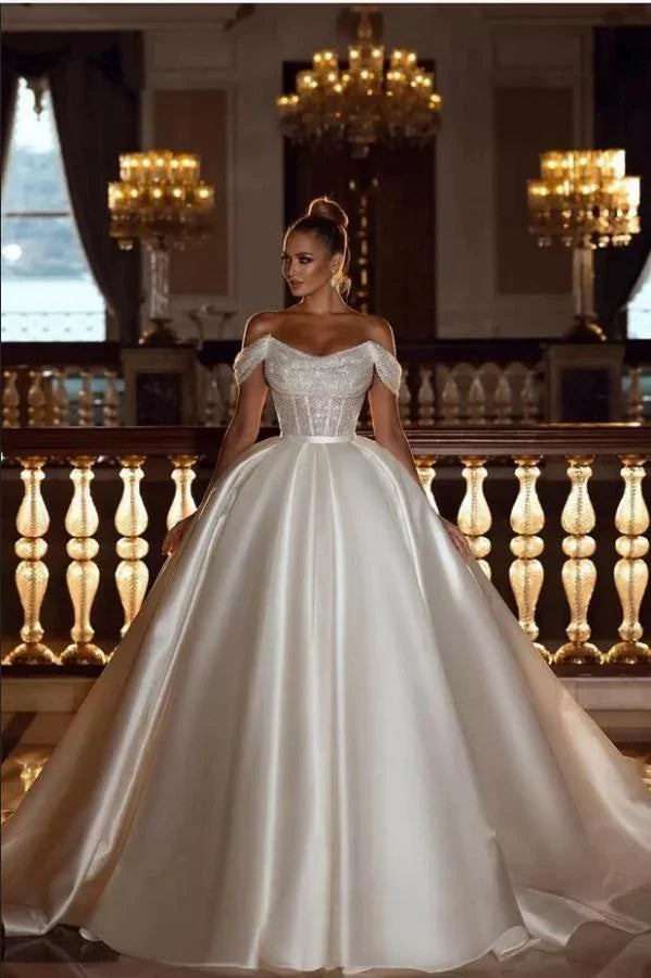 Lujoso vestido de novia largo de satén con lentejuelas brillantes y hombros descubiertos