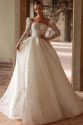 Lujoso vestido de novia largo color marfil con escote cuadrado, encaje y cuentas, y mangas largas.