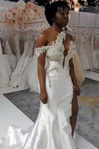 Lujoso vestido de novia largo blanco de un solo hombro sin mangas con joya y cola desmontable