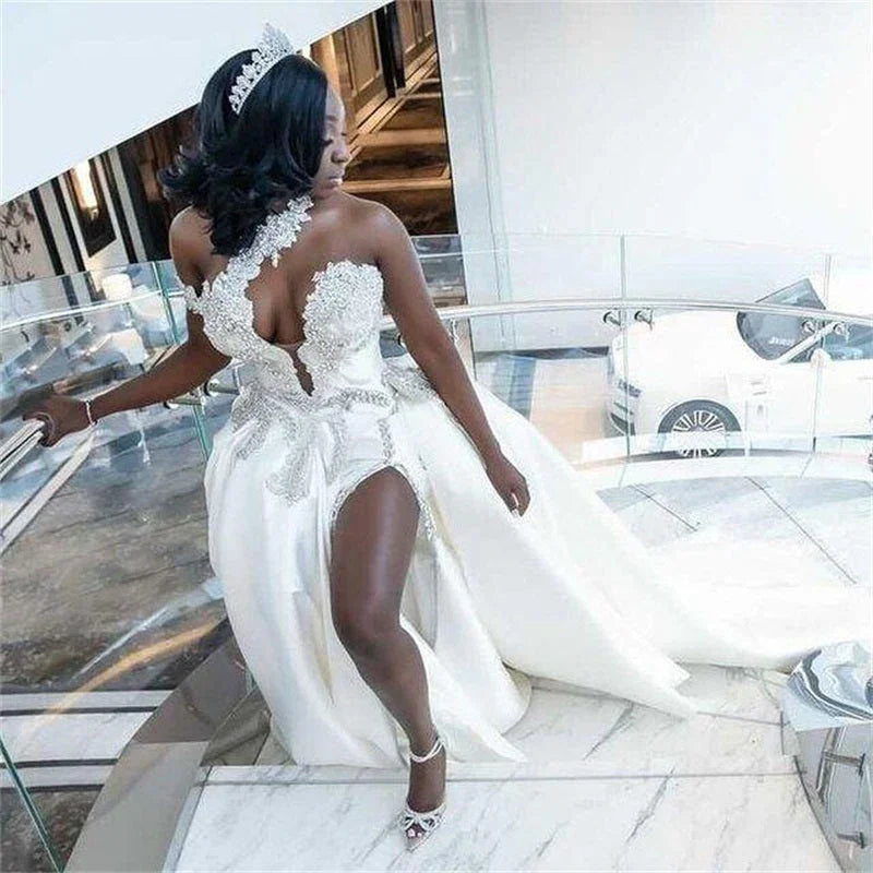 Lujoso vestido de novia largo blanco de un solo hombro sin mangas con joya y cola desmontable