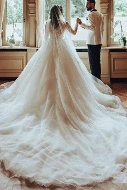 Luxurious Long Scoop Neck A-line Tulle Lace Wedding Dress with Long Sleeves